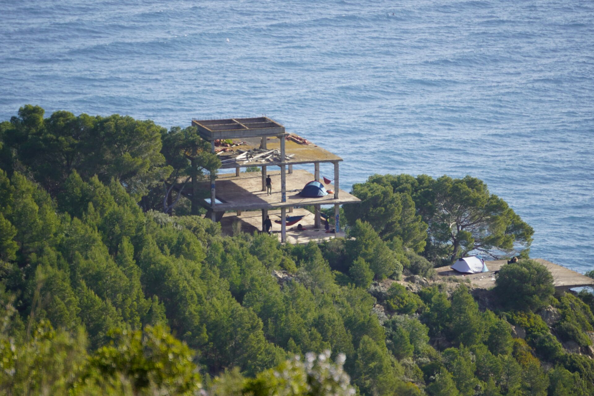 Vue aérienne de la côte de l’Algarve avec villas éco-responsables