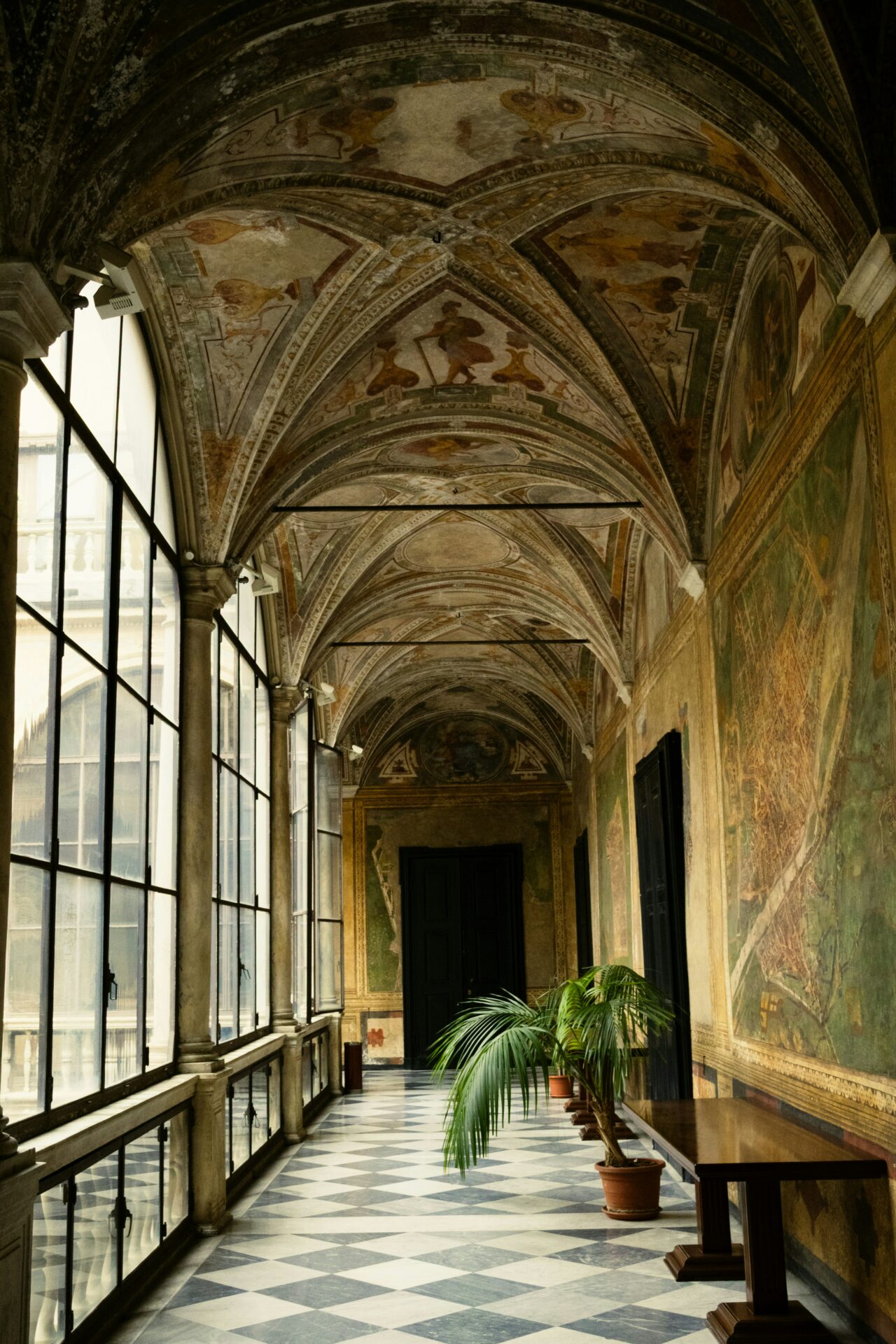 Intérieur d’un manoir portugais avec azulejos et plafond peint