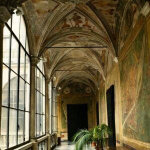 Intérieur d’un manoir portugais avec azulejos et plafond peint