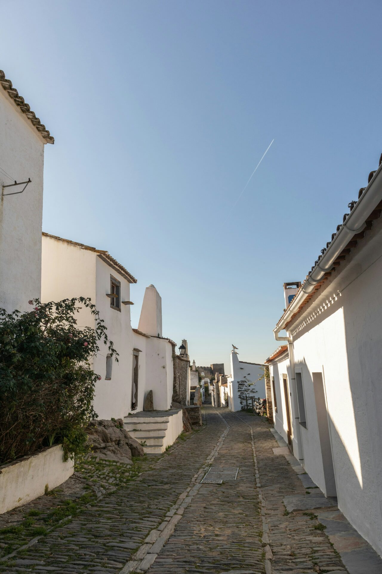 Traditional Alentejo farmhouse with whitewashed walls and blue borders